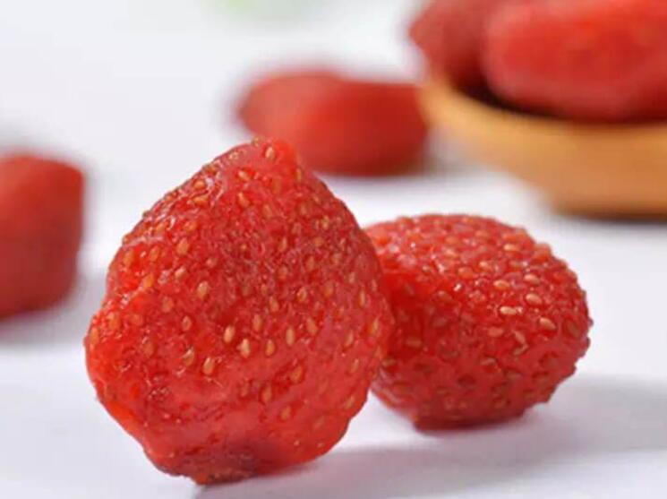 dried whole strawberries.jpg